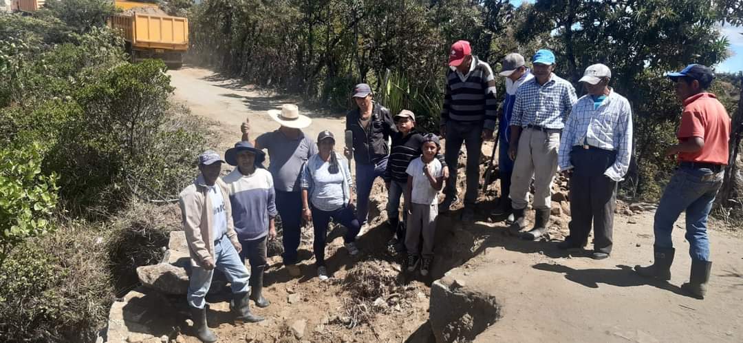 GAD Colaisaca, Trabaja en el mejoramiento vial.